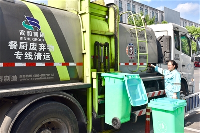 今年4月底,餐厨垃圾统收统运专线开通,专门清运湿垃圾,主要是泔水