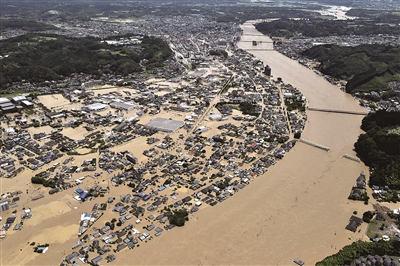 日本西南部熊本县和鹿儿岛县4日遭遇暴雨,多地发生滑坡,多处河堤